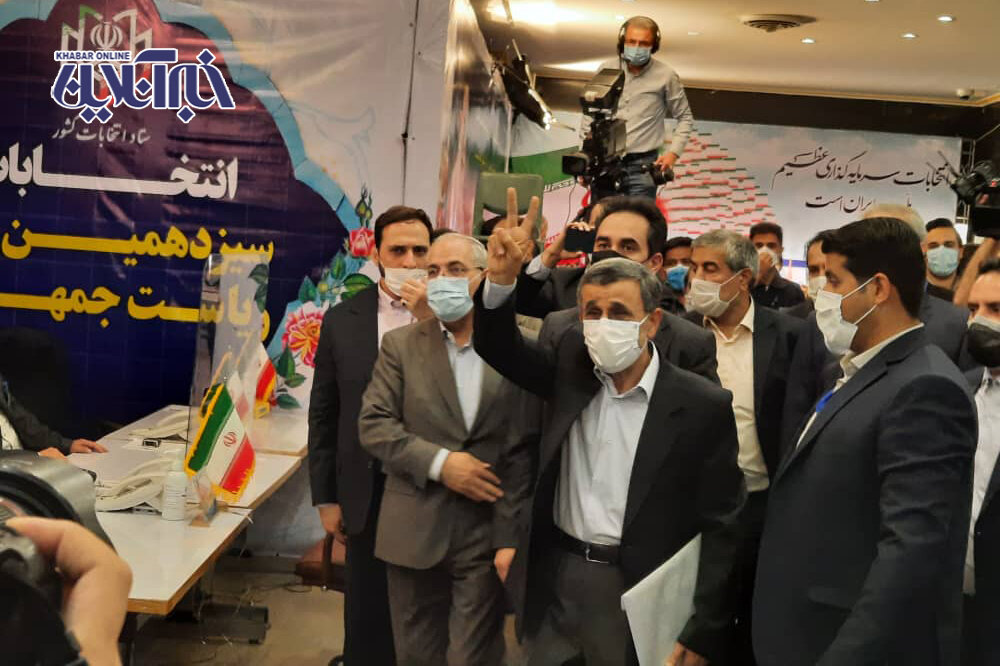 عکس | احمدی‌نژاد با ژست همیشگی در انتخابات ثبت‌نام کرد