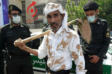 عکس | داوطلبی با بیل و لباسی گلی در ستاد انتخابات