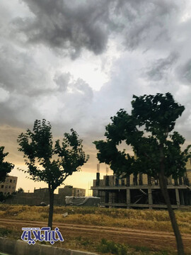 هوای تهران در یک روز پاک و نیمه ابری