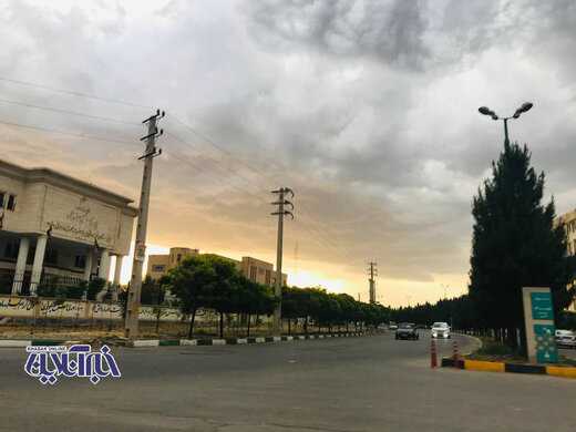 هوای تهران در یک روز پاک و نیمه ابری