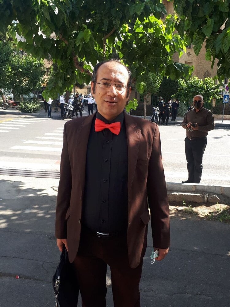 قالیباف نتوانست مانع دزدی معاونش شود /رئیس جمهور شوم از ظریف استفاده می کند /این مرد با پاپیون قرمز به ستاد انتخابات آمد +عکس