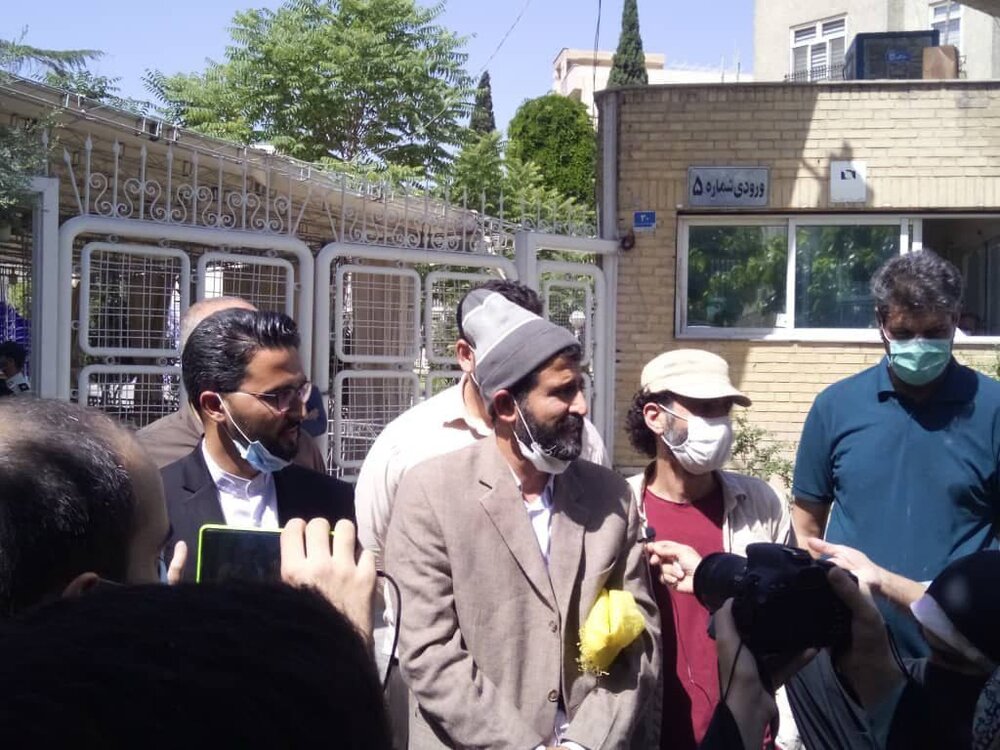 قالیباف نتوانست مانع دزدی معاونش شود /رئیس جمهور شوم از ظریف استفاده می کند /این مرد با پاپیون قرمز به ستاد انتخابات آمد +عکس