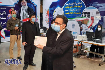 مصطفی تاج‌زاده خبرساز با همسرش برای کاندیداتوری آمد