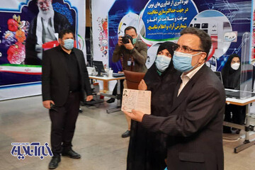 مصطفی تاج‌زاده خبرساز با همسرش برای کاندیداتوری آمد