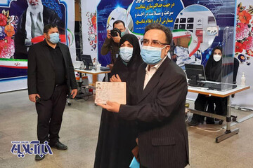 مصطفی تاج‌زاده خبرساز با همسرش برای کاندیداتوری آمد