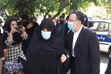 مصطفی تاج‌زاده خبرساز با همسرش برای کاندیداتوری آمد