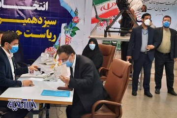 مصطفی تاج‌زاده خبرساز با همسرش برای کاندیداتوری آمد
