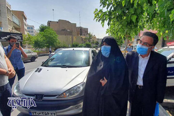 مصطفی تاج‌زاده خبرساز با همسرش برای کاندیداتوری آمد