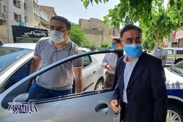 مصطفی تاج‌زاده خبرساز با همسرش برای کاندیداتوری آمد