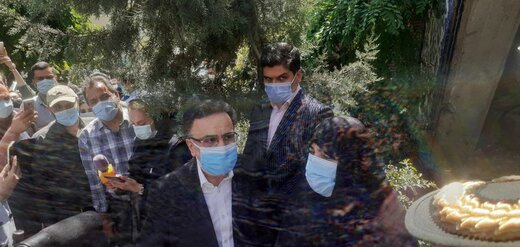 مصطفی تاج زاده با همسرش به ستاد انتخابات آمد /شعار درود بر تاج زاده در اطراف وزارت کشور