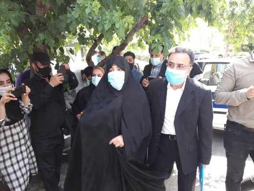 عکسی از تاج زاده با شناسنامه در دست پس از ثبت نام در انتخابات ۱۴۰۰