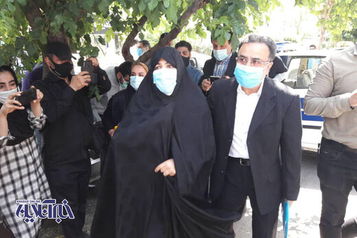 مصطفی تاج‌زاده خبرساز با همسرش برای کاندیداتوری آمد