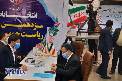 مصطفی تاج‌زاده خبرساز با همسرش برای کاندیداتوری آمد