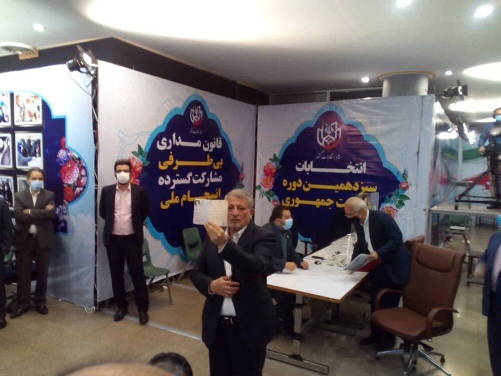 تصویری از علی لاریجانی و محسن هاشمی شناسنامه دردست بعد از ثبت نام 3