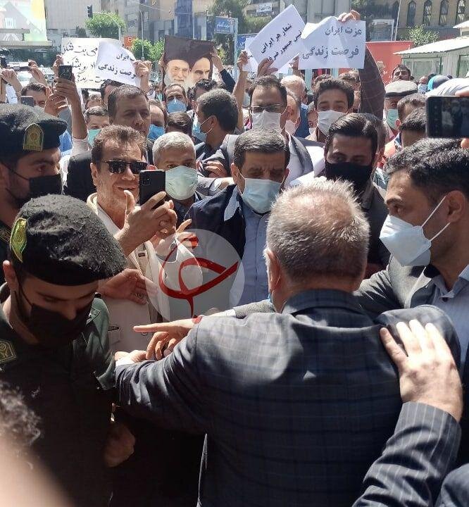 ضرغامی جا پای احمدی نژاد گذاشت /درگیری هواداران با نیروی انتظامی هنگام ورود به ستاد انتخابات +عکس