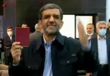 عکس| ضرغامی شناسنامه اش را باز نکرد/ اسرارم را نشان نمی دهم!