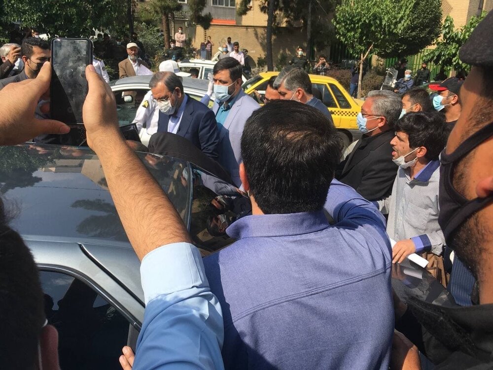 عکس | لحظه ورود رسمی محسن رضایی به گود انتخابات