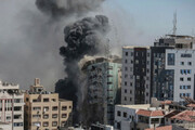 ببینید | خطر مرگ از بیخ گوش خبرنگاران؛ لحظه وحشتناک بمباران دفاتر رسانه‌ای در غزه