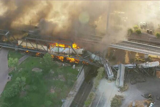 ببینید | خارج شدن قطار و آتش گرفتن آن در آمریکا 