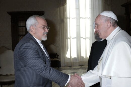 ببینید | هدیه‌ای که ظریف به پاپ داد و هدایایی که از او گرفت