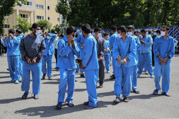 تصاویر | تیپ عجیب و خاص اراذل و اوباش تهران پس از دستگیری