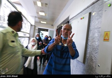 پدر قاتل جلوی عکاسان ژست پیروزی گرفت! | حرکات عجیب پدر بابک خرمدین در دادسرای جنایی تهران