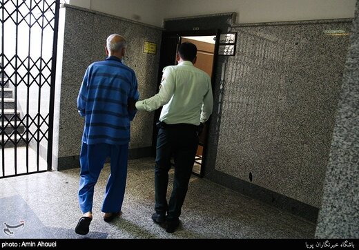 پدر قاتل جلوی عکاسان ژست پیروزی گرفت! | حرکات عجیب پدر بابک خرمدین در دادسرای جنایی تهران
