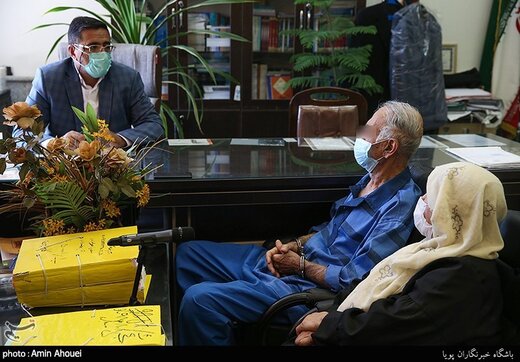 پدر قاتل جلوی عکاسان ژست پیروزی گرفت! | حرکات عجیب پدر بابک خرمدین در دادسرای جنایی تهران