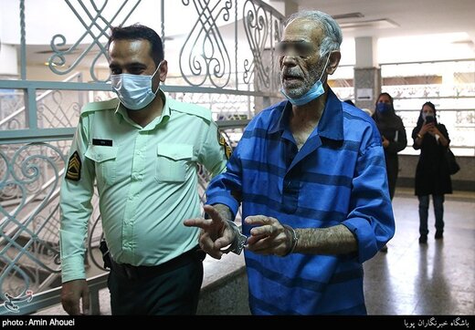 پدر قاتل جلوی عکاسان ژست پیروزی گرفت! | حرکات عجیب پدر بابک خرمدین در دادسرای جنایی تهران