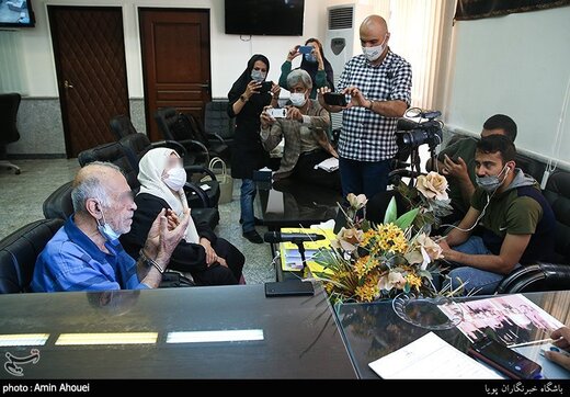 پدر قاتل جلوی عکاسان ژست پیروزی گرفت! | حرکات عجیب پدر بابک خرمدین در دادسرای جنایی تهران