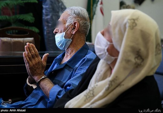 پدر قاتل جلوی عکاسان ژست پیروزی گرفت! | حرکات عجیب پدر بابک خرمدین در دادسرای جنایی تهران
