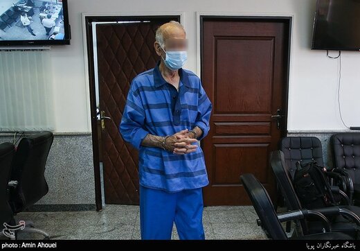 پدر قاتل جلوی عکاسان ژست پیروزی گرفت! | حرکات عجیب پدر بابک خرمدین در دادسرای جنایی تهران