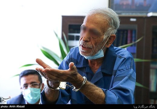 پدر قاتل جلوی عکاسان ژست پیروزی گرفت! | حرکات عجیب پدر بابک خرمدین در دادسرای جنایی تهران