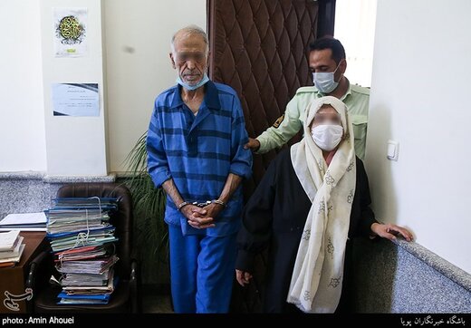 پدر قاتل جلوی عکاسان ژست پیروزی گرفت! | حرکات عجیب پدر بابک خرمدین در دادسرای جنایی تهران