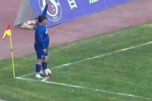 ببینید | جنجال فوتبال بازی کردن پسر ۱۲۶ کیلویی در تیم دسته دومی چین!