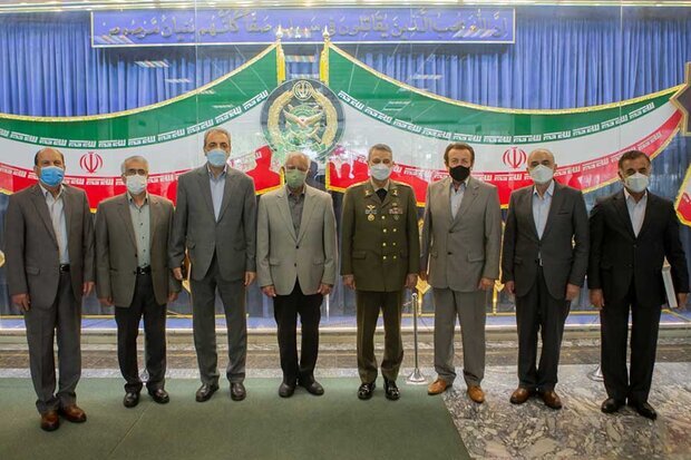 نشان فداکاری ارتش به چه کسانی اهدا شد؟