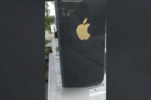 ببینید | عجیب اما واقعی؛ سنگ قبری به شکل یک آیفون!