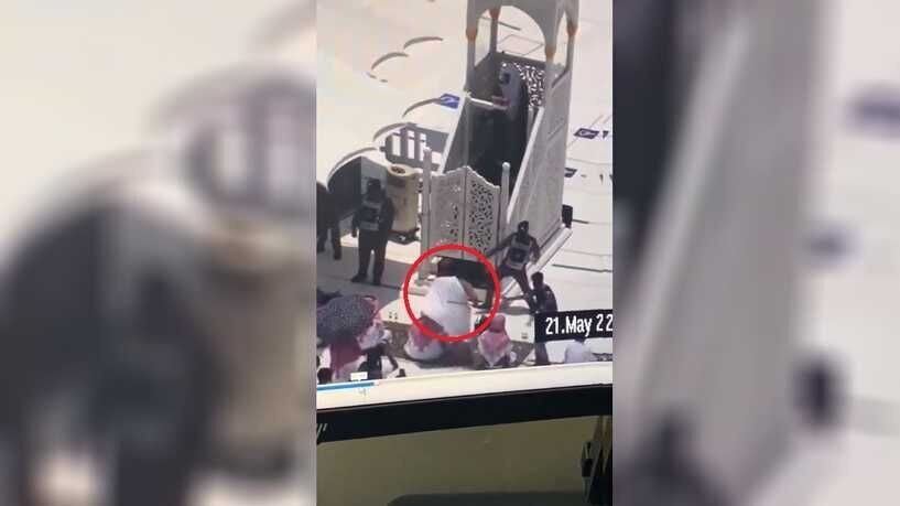حمله یک فرد به مسجدالحرام؛ادعای روزنامه سعودی:مهاجم،ادعای مهدویت دارد/عکس