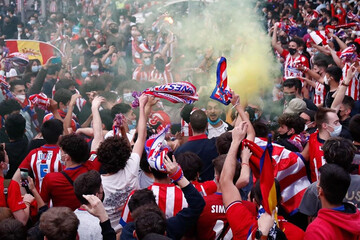 تصاویر | فوتبال کرونا نمی‌شناسد!/ مادرید در تسخیر «روخی بلانکوها»