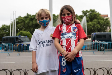 تصاویر | خواهر و برادر رقیب در جشن قهرمانی لالیگا