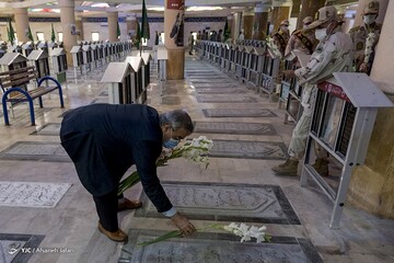 غبارروبی مزار شهدا در سالروز آزادی خرمشهر