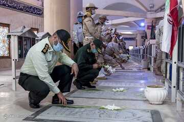 غبارروبی مزار شهدا در سالروز آزادی خرمشهر