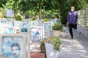 غبارروبی مزار شهدا در سالروز آزادی خرمشهر
