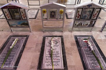 غبارروبی مزار شهدا در سالروز آزادی خرمشهر