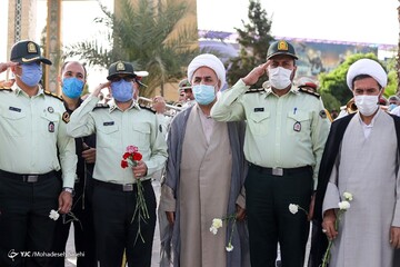 غبارروبی مزار شهدا در سالروز آزادی خرمشهر