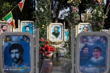 غبارروبی مزار شهدا در سالروز آزادی خرمشهر