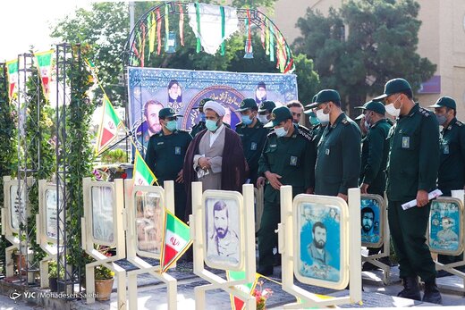 غبارروبی مزار شهدا در سالروز آزادی خرمشهر