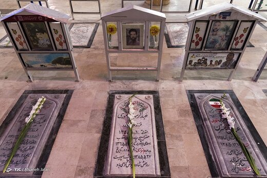 غبارروبی مزار شهدا در سالروز آزادی خرمشهر
