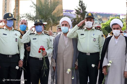 غبارروبی مزار شهدا در سالروز آزادی خرمشهر