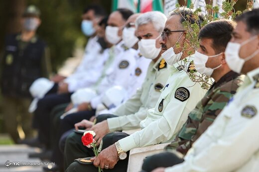 غبارروبی مزار شهدا در سالروز آزادی خرمشهر